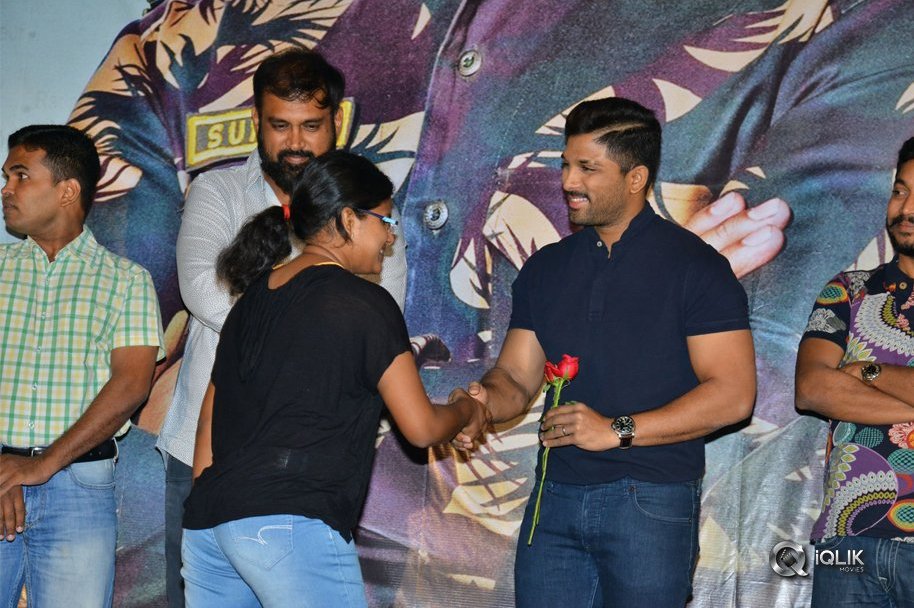 Army-People-Watching-Naa-Peru-Surya-Naa-illu-India-Movie-Photos